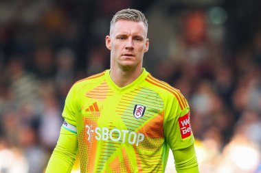 Fulham 'dan Bernd Leno Premier Lig maçı sırasında Craven Cottage, Londra, İngiltere' de Fulham-West Ham United maçına bakıyor.