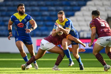 Warrington Wolves 'tan Ben Currie, Huddersfield Giants' tan Hugo Salabio tarafından 14 Eylül 2024 'te John Smith' in Stadyumu 'nda oynanan Betfred Süper Lig maçı Huddersfield Giants' a karşı Warrington Wolves maçında yenildi.