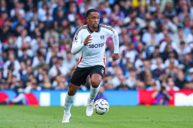 Fulham takımından Kenny Tete 14 Eylül 2024 'te Craven Cottage, Londra' da oynanan Premier League maçında topla koşuyor.