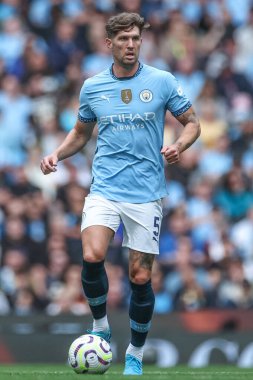 Manchester City 'den John Stones Premier League maçında topu aldı Manchester City, Etihad Stadyumu' nda Brentford 'a karşı 14 Eylül 2024