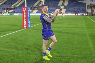 Warrington Wolves 'tan John Bateman, 14 Eylül 2024' te John Smith Stadyumu 'nda oynanan Betfred Süper Lig 26. Maçı' nda seyircileri alkışlıyor.
