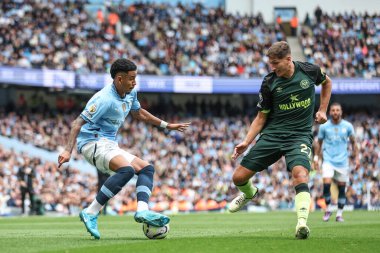 Manchester City 'den Savinho, Premier League maçında topu Manchester City ile Brentford' a karşı Etihad Stadyumu, Manchester, İngiltere 'de 14 Eylül 2024' te atıyor.