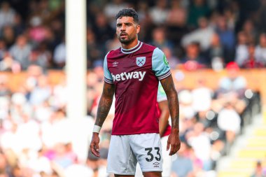West Ham United takımından Emerson Palmieri, 14 Eylül 2024 'te Craven Cottage, Londra' da oynanan Premier League maçında Fulham-West Ham United maçına bakıyor.