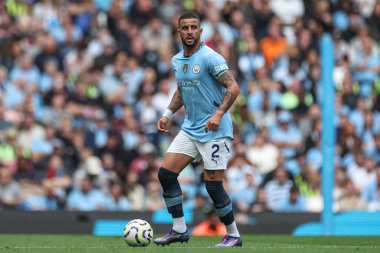 Manchester City 'den Kyle Walker Premier Lig maçında topu alarak Manchester City ile Brentford' a karşı Etihad Stadyumu, Manchester, İngiltere, 14 Eylül 2024