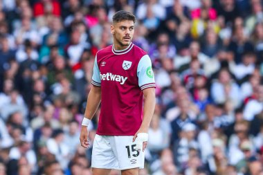 West Ham United takımından Konstantinos Mavropanos, 14 Eylül 2024 'te Craven Cottage, Londra' da oynanan Premier League maçında Fulham-West Ham United maçına bakıyor.