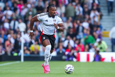 Fulham 'dan Calvin Bassey topla koşuyor Premier Lig maçı Fulham-West Ham United maçı Craven Cottage, Londra, İngiltere, 14 Eylül 2024