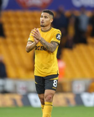 Wolverhampton Wanderers takımından Joo Gomes, 15 Eylül 2024 tarihinde İngiltere 'nin Wolineux kentinde oynanan Premier League maçında Wolverhampton Wanderers - Newcastle United maçında taraftarlarını alkışlıyor.