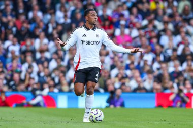 Fulham takımından Kenny Tete 14 Eylül 2024 'te Craven Cottage, Londra' da oynanan Premier League maçında topla koşuyor.