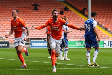 Blackpool 'dan James Husband, 14 Eylül 2024' te Bloomfield Road, Blackpool 'da oynanan Blackpool - Exeter City maçında 2-1 kazanma hedefini kutluyor.