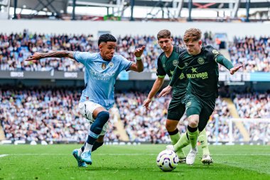 Manchester City 'den Savinho, Premier League maçında topu Manchester City ile Brentford' a karşı Etihad Stadyumu, Manchester, İngiltere 'de 14 Eylül 2024' te atıyor.