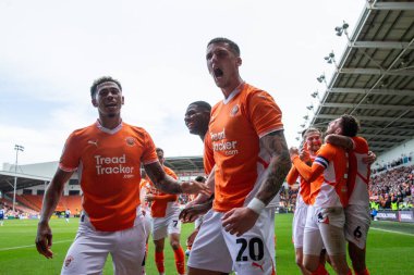 Blackpool 'dan Oliver Casey, 14 Eylül 2024' te Bloomfield Road, Blackpool 'da oynanan Blackpool - Exeter City maçında takımının 2-1 kazanmasını kutluyor.
