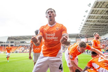 Blackpool 'dan Jordan Lawrence-Gabriel, 14 Eylül 2024' te Bloomfield Road, Blackpool, İngiltere 'de oynanan Blackpool - Exeter City maçında 2-1 kazanma golünü kutluyor.