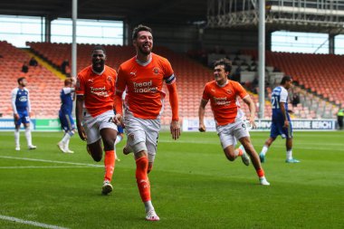 Blackpool 'dan James Husband, 14 Eylül 2024' te Bloomfield Road, Blackpool 'da oynanan Blackpool - Exeter City maçında 2-1 kazanma hedefini kutluyor.