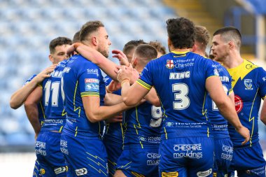 Warrington Wolves takımından James Harrison, 14 Eylül 2024 'te John Smith' in Stadyumu 'nda oynanan Betfred Süper Lig 26. Maçı' nda Huddersfield Giants ve Warrington Wolves maçında denemesini kutluyor.