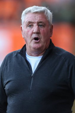 Steve Bruce, Blackpool 'un Sky Bet Ligi 1 maçındaki baş antrenörü Blackpool - Exeter City maçı sırasında, Bloomfield Road, Blackpool, İngiltere, 14 Eylül 2024