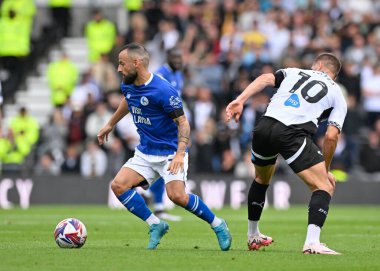 Manolis SIOPIS (Cardiff City), 14 Eylül 2024 tarihinde İngiltere 'nin Pride Park Stadyumu' nda oynanan Gökyüzü İddia Şampiyonası karşılaşmasında Callum ELDER (Derby County) 'den top için mücadeleyi kazandı.