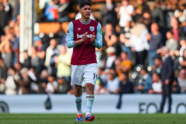 West Ham United 'dan Edson Alvarez, Premier League maçının ardından Londra, İngiltere' deki Craven Cottage 'da oynanan Fulham-West Ham United maçının ardından takımların galibiyetini kabul ediyor.