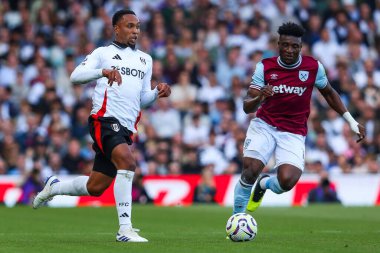 Fulham 'dan Kenny Tete, Premier League maçında West Ham United' tan Muhammed Kudus tarafından Craven Cottage, Londra, Birleşik Krallık 'ta 14 Eylül 2024' te oynanan maçta baskı altına alındı.