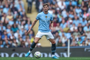 Manchester City 'den John Stones Premier League maçında topu aldı Manchester City, Etihad Stadyumu' nda Brentford 'a karşı 14 Eylül 2024