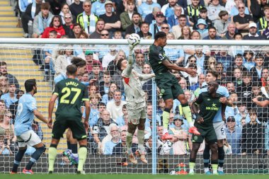 Manchester City 'den Ederson Premier League maçında topu açık bir şekilde vuruyor Manchester City, Etihad Stadyumu' nda Brentford 'a karşı 14 Eylül 2024