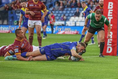 Warrington Wolves 'tan James Harrison Betfred Süper Lig 26. Raundda John Smith' in Stadyumu, Huddersfield, Birleşik Krallık 'ta oynanan Huddersfield Giants vs Warrington Wolves maçına gidiyor.