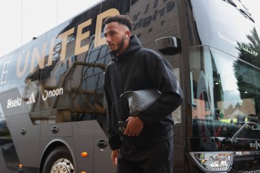 Newcastle United takımından Lloyd Kelly, 15 Eylül 2024 'te İngiltere' nin Molineux kentinde oynanan Wolverhampton-Newcastle United maçında Premier League maçından önce geldi.