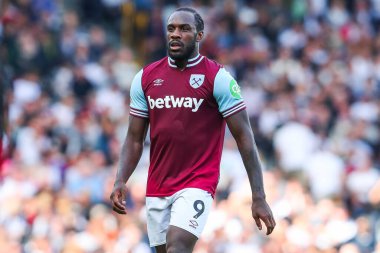 West Ham United takımından Michail Antonio 14 Eylül 2024 'te Craven Cottage, Londra' da oynanan Premier League maçında Fulham-West Ham United maçına bakıyor.