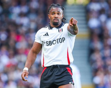 Fulham 'dan Calvin Bassey 14 Eylül 2024' te Craven Cottage, Londra 'da oynanan Premier League maçında takıma talimat verdi.