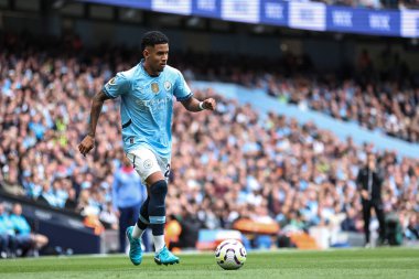 Manchester City 'den Savinho, Premier League maçında topu Manchester City ile Brentford' a karşı Etihad Stadyumu, Manchester, İngiltere 'de 14 Eylül 2024' te atıyor.