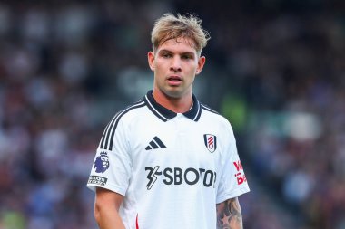 Fulham 'dan Emile Smith Rowe 14 Eylül 2024' te Craven Cottage, Londra, İngiltere 'de oynanan Premier League maçında Fulham-West Ham United maçına bakıyor.