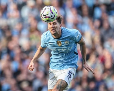 Manchester City 'den John Stones Premier League maçında topu kontrol ediyor Manchester City' ye karşı Brentford Etihad Stadyumu, Manchester, İngiltere, 14 Eylül 2024