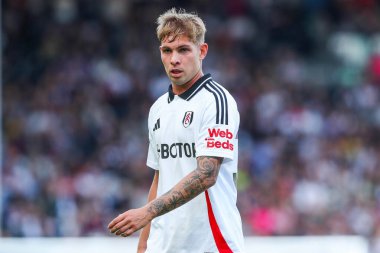 Fulham 'dan Emile Smith Rowe 14 Eylül 2024' te Craven Cottage, Londra, İngiltere 'de oynanan Premier League maçında Fulham-West Ham United maçına bakıyor.