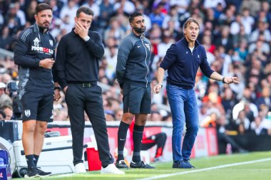 West Ham United takımından Julen Lopetegui 14 Eylül 2024 'te Craven Cottage, Londra' da oynanan Premier League maçında tepki gösterdi.