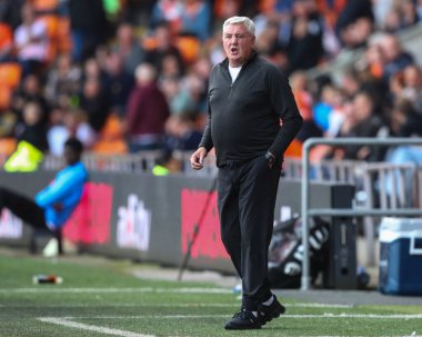 Steve Bruce, Blackpool 'un Sky Bet Ligi 1 maçındaki baş antrenörü Blackpool - Exeter City maçı sırasında, Bloomfield Road, Blackpool, İngiltere, 14 Eylül 2024