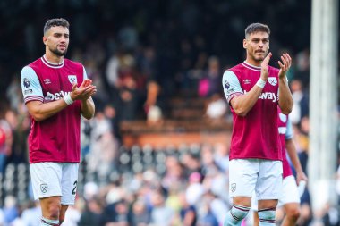 West Ham United 'dan Maximilian Kilman ve Konstantinos Mavropanos, Premier League maçının ardından Premier League' in West Ham United 'a karşı oynadığı Craven Cottage, Londra, İngiltere' de 14 Eylül 2024 'de oynanan maçın ardından takımların zaferini kabul ettiler.