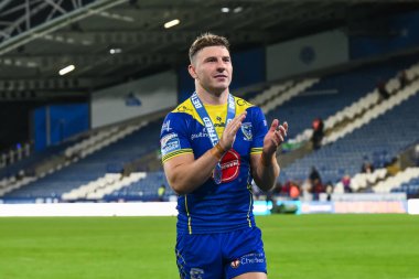 Warrington Wolves 'dan George Williams ve Betfred Süper Lig 26. Raundun sonunda taraftarlara el sallıyor. Huddersfield Giants, Warrington Wolves' a karşı John Smith Stadyumu, Huddersfield, Birleşik Krallık, 14 Eylül 2024
