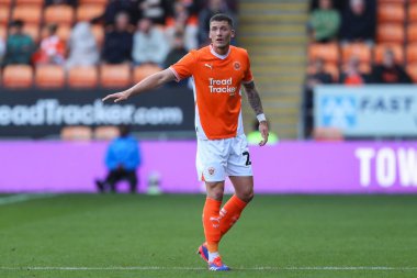 Blackpool 'dan Oliver Casey takım arkadaşlarına Sky Bet 1 maçı sırasında Bloomfield Road, Blackpool, Birleşik Krallık' ta Blackpool Exeter City maçında talimat veriyor.