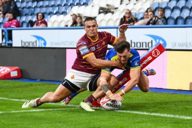 Warrington Wolves takımından Matty Ashton, John Smith Stadyumu 'nda oynanan Betfred Süper Lig karşılaşmasında Huddersfield Giants' ın Tui Lolohea 'nın 26.