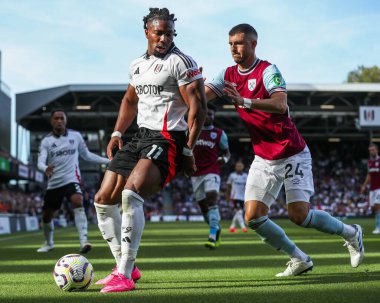 Fulham 'dan Adama Traore, Premier Lig maçında West Ham United' tan Guido Rodriguez tarafından Craven Cottage, Londra, Birleşik Krallık 'ta 14 Eylül 2024' te oynanan maçta baskı altına alındı.