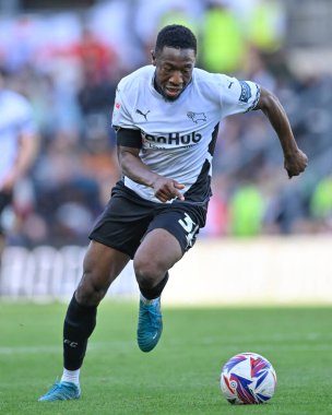 Ebou ADAMS, 14 Eylül 2024 'te İngiltere' nin Pride Park Stadyumu 'nda oynanan Derby County - Cardiff City maçında topla saldırıyor.