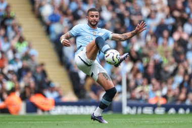 Manchester City 'den Kyle Walker Premier League maçında topu kontrol ediyor Manchester City' ye karşı Brentford Etihad Stadyumu, Manchester, İngiltere, 14 Eylül 2024