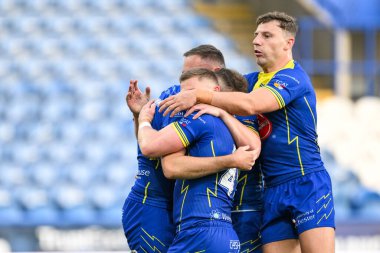 Warrington Wolves takımından James Harrison, 14 Eylül 2024 'te John Smith' in Stadyumu 'nda oynanan Betfred Süper Lig 26. Maçı' nda Huddersfield Giants ve Warrington Wolves maçında denemesini kutluyor.