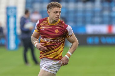Huddersfield Giants 'tan Elliot Wallis, Betfred Süper Lig 26. Raundda John Smith Stadyumu' nda Huddersfield Giants 'a karşı Huddersfield Wolves maçında ısınma turunda, 14 Eylül 2024