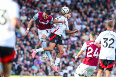 West Ham United takımından Konstantinos Mavropanos, Premier League maçında Fulham - West Ham United maçında Raul Jimenez ile birlikte Craven Cottage, Londra, İngiltere 'de 14 Eylül 2024' de top için zıplıyor.