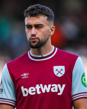 West Ham United takımından Maximilian Kilman, 14 Eylül 2024 'te Craven Cottage, Londra' da oynanan Premier League maçından önce maçı izledi.