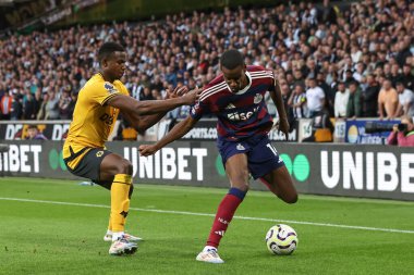 Newcastle United takımından Alexander Isak, Wolverhampton Wanderers 'ın Newcastle United' a karşı oynadığı Premier League maçı sırasında Wolverhampton Wanderers 'dan Yerson Mosquera' yı durdurdu.