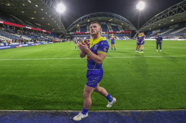 Warrington Wolves 'dan Danny Walker, Betfred Süper Lig 26. Raundda John Smith Stadyumu' nda Huddersfield Giants ve Warrington Wolves maçında taraftarları alkışlıyor.