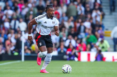 Fulham 'dan Calvin Bassey topla koşuyor Premier Lig maçı Fulham-West Ham United maçı Craven Cottage, Londra, İngiltere, 14 Eylül 2024
