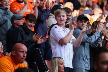 Blackpool taraftarları, 14 Eylül 2024 'te Bloomfield Road, Blackpool, İngiltere' de oynanan Blackpool - Exeter City maçında geç kalmış bir taraftarı alkışlıyor.