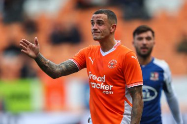 Blackpool 'dan Oliver Norburn, 14 Eylül 2024' te Bloomfield Road, Blackpool 'da oynanan Blackpool-Exeter maçında tepki gösterdi.